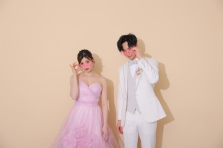 キュートなカラードレスにピンクのサングラス♡