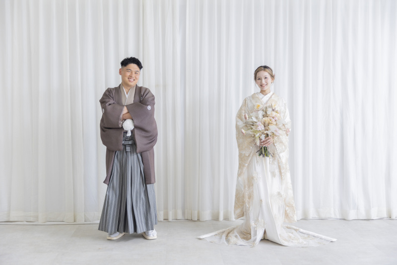 カーテンを背景に