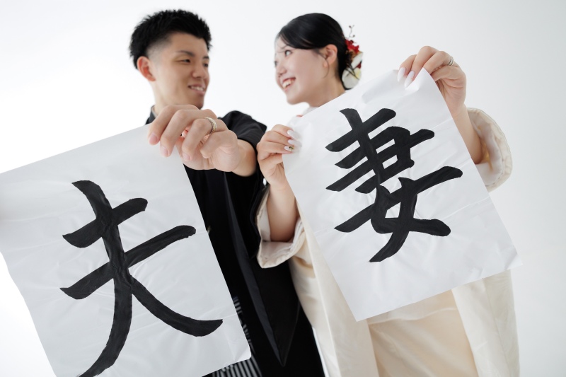画面いっぱいの「夫婦」と、楽しげなふたり