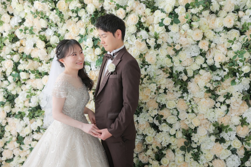 華やかなお花の前で