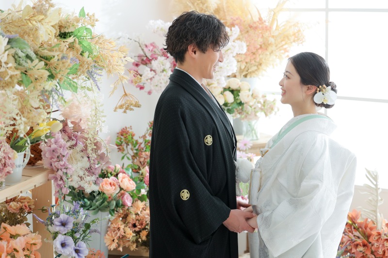 たくさんのお花の前で