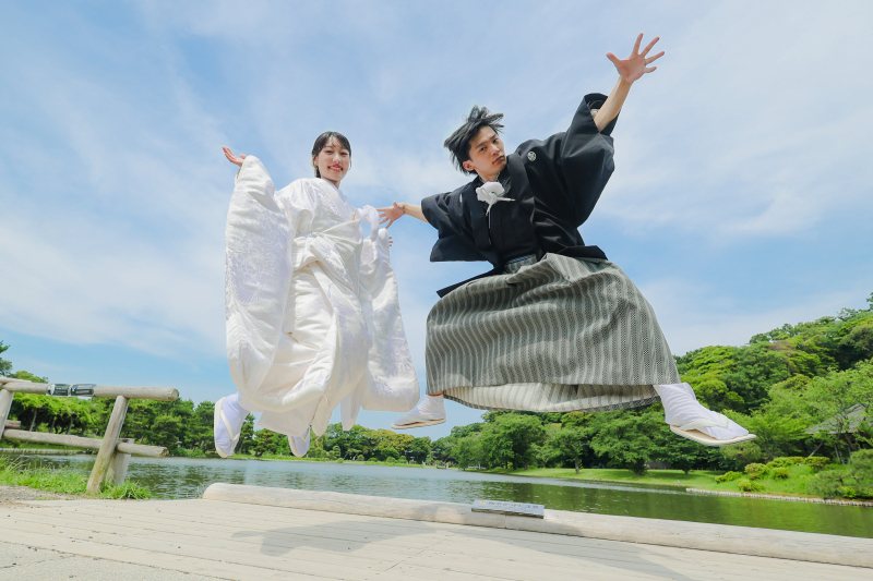 青空へ大ジャンプ!躍動感あふれるハッピーショット