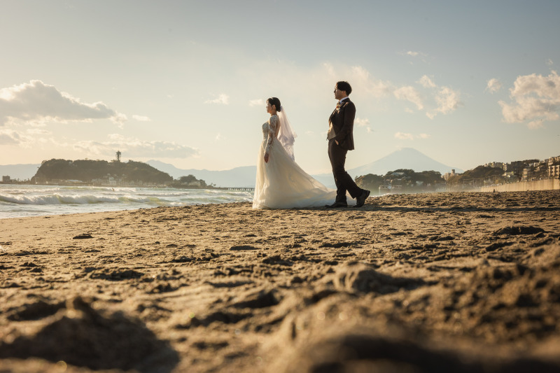 夕暮れに佇む、絵画のような二人