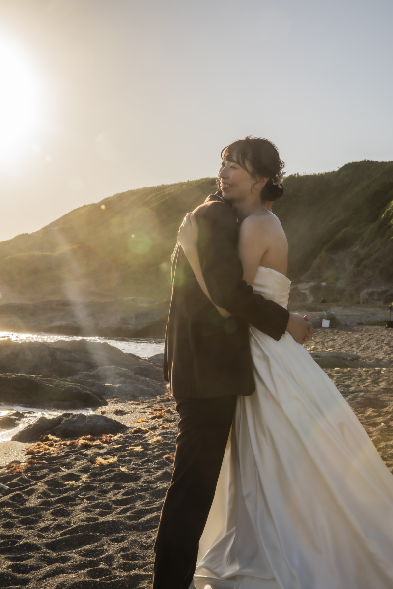 抱き合って