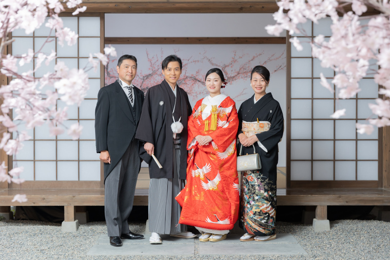 華やかな色打掛とご家族写真
