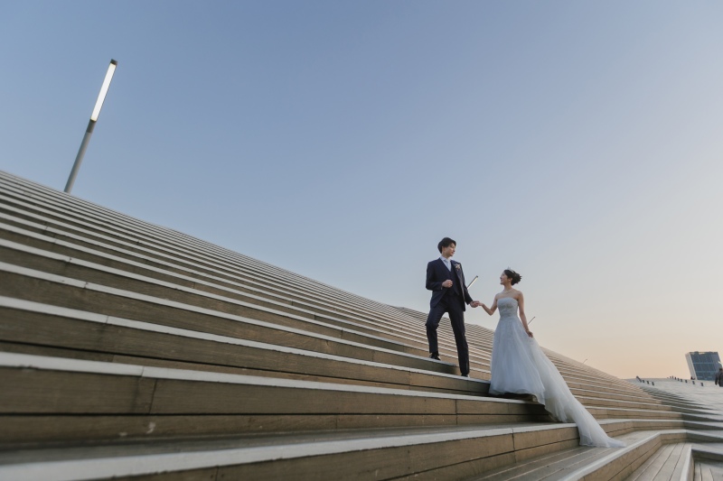 夕陽へ続くウッドデッキの階段