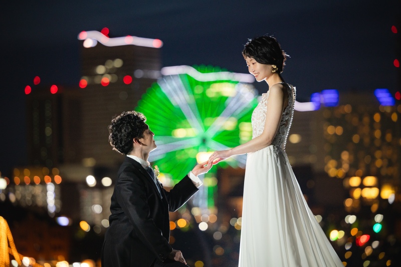 光かがやく観覧車を背に