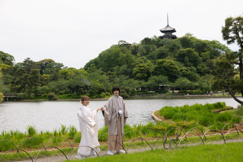 入ってすぐの池の前から