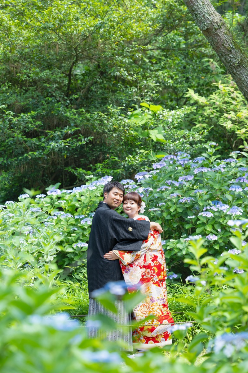 紫陽花にかこまれたふたり