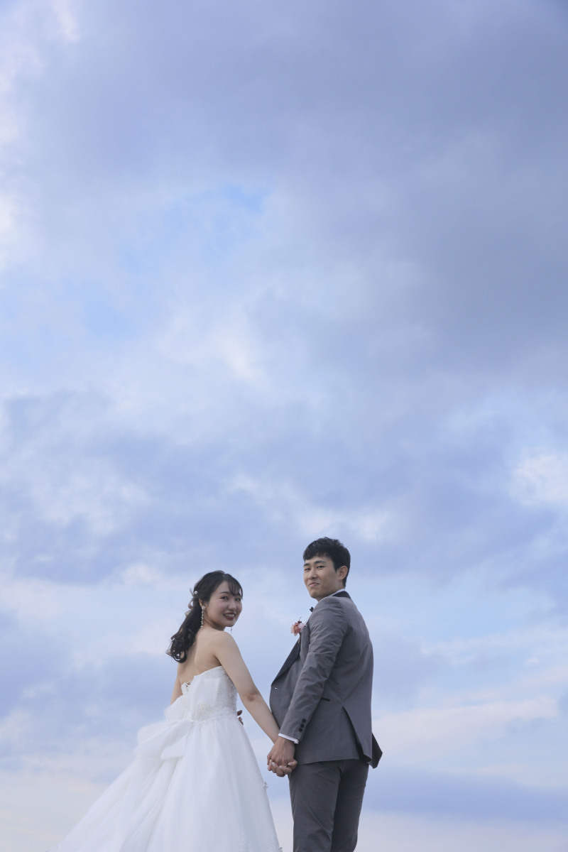 手を繋いで振り返って