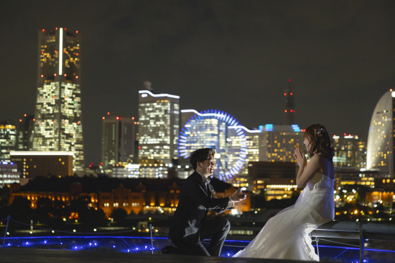 街並みを背景にプロポーズ風のお写真も