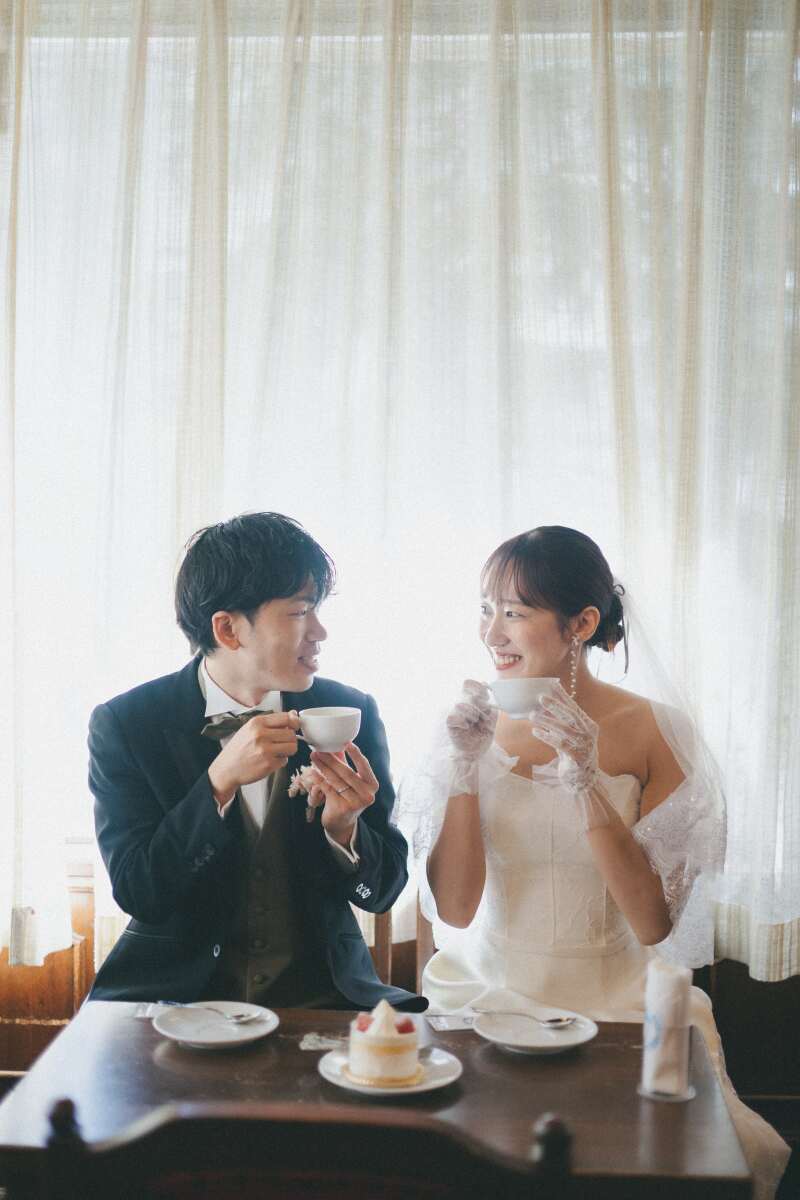 歴史あるレトロなカフェでの撮影は、特別な雰囲気を演出し、笑顔が本当に素敵なお二人にとてもぴったりでした。