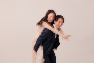 かっちりしたポーズ以外にも自由に動いてもらった写真も残します！お二人の自然な表情が残せます！