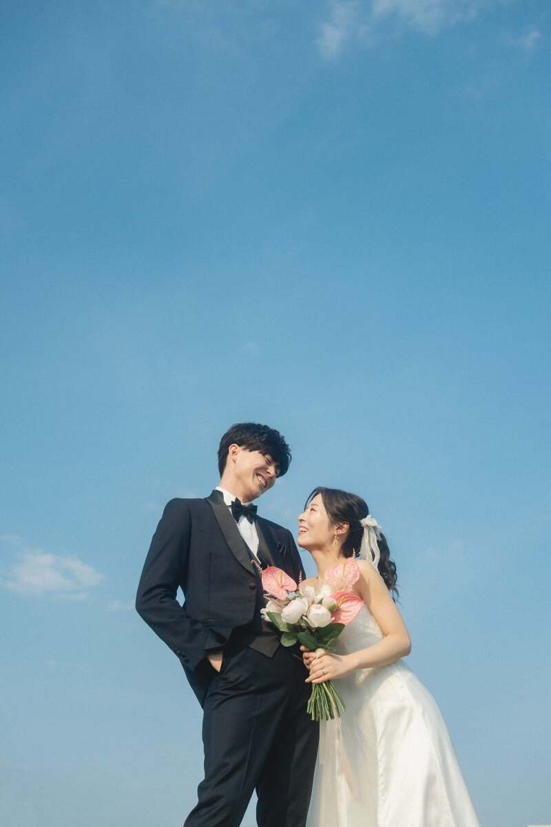 韓国フォト風なイメージをした写真です！青空と笑顔のお二人が最高です！