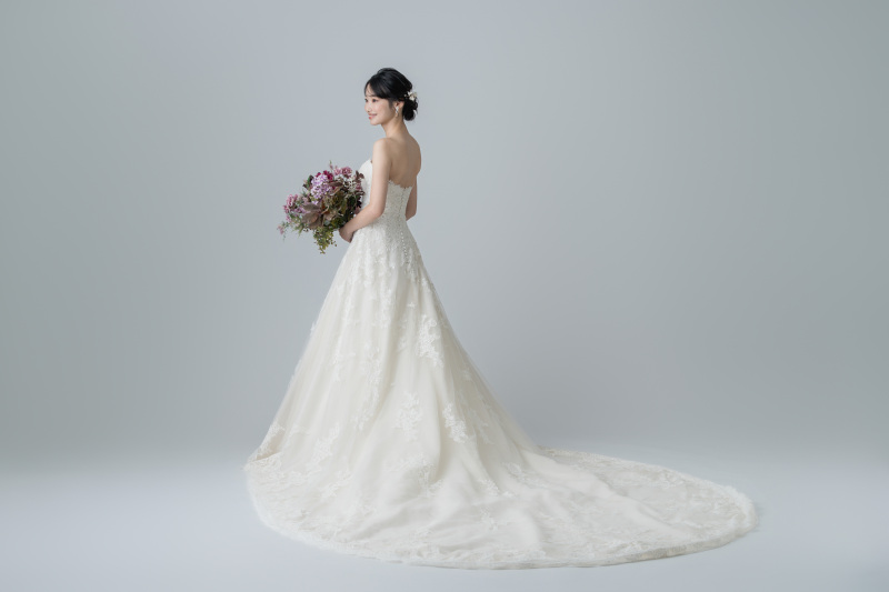 【シンプルに婚礼写真を残す】洋装スタジオ◇基本台紙＋1カットデータ◇美肌ライブレタッチ付