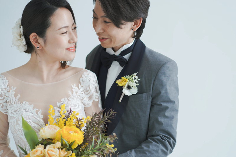 【シンプルな背景が、お二人の幸せな表情を主役に】洋装スタジオ ◇100カット以上全データ&写真台紙付◇