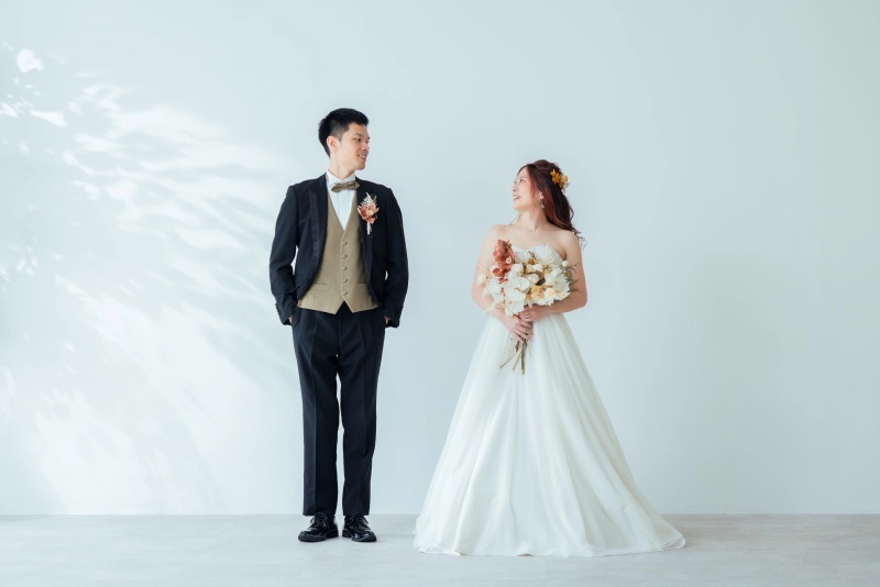【シンプルな背景が、お二人の幸せな表情を主役に】洋装スタジオ ◇100カット以上全データ&写真台紙付◇