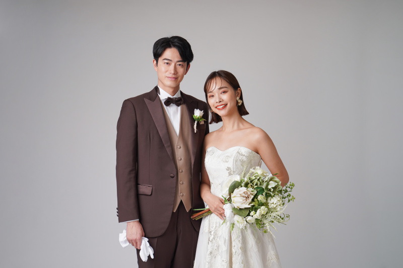 【シンプルな背景が、お二人の幸せな表情を主役に】洋装スタジオ ◇100カット以上全データ&写真台紙付◇