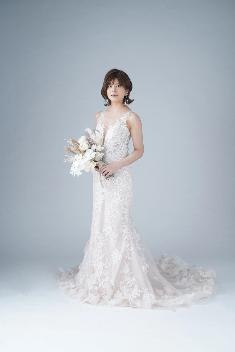 【シンプルな背景が、お二人の幸せな表情を主役に】洋装スタジオ ◇100カット以上全データ&写真台紙付◇