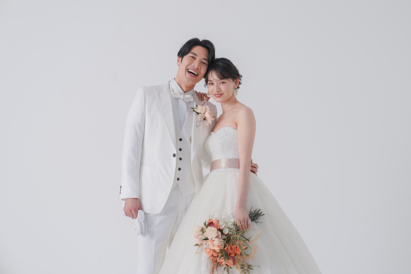 【シンプルな背景が「おふたりらしさ」を輝かせる】洋装スタジオPLUS+ 撮影全データ付◇ ≪安心のライブレタッチ(美整補正)付≫