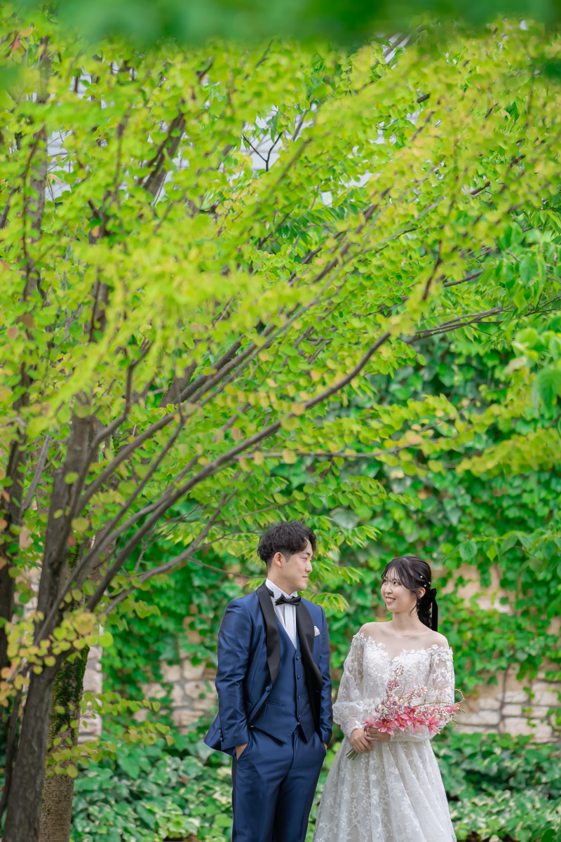 緑鮮やかなガーデンでウエディングドレス撮影