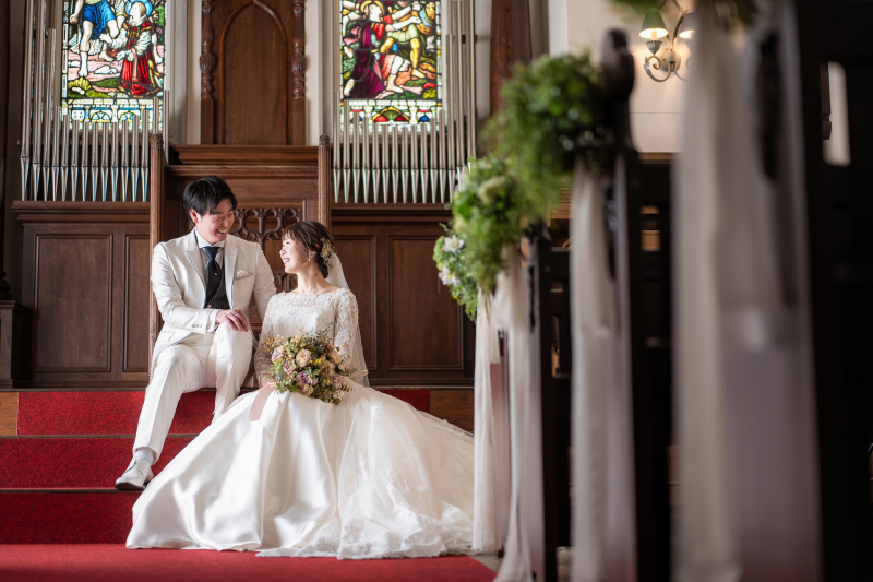 バージンロードの階段に座って