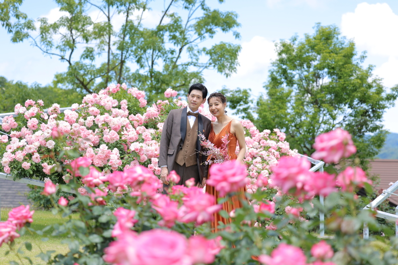 【ロケ+スタジオフォト】よくばり2か所で撮影！studio coco人気の背景+思い出の場所での撮影でより思い出深い一日を