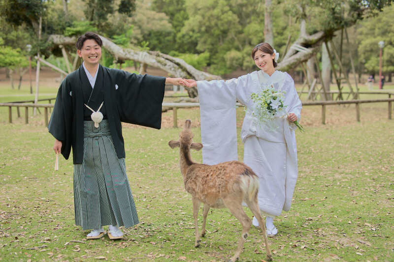 手をつないで仲良くポーズ