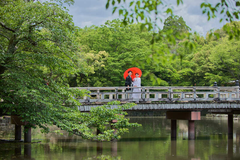 歴史ある橋の上での撮影