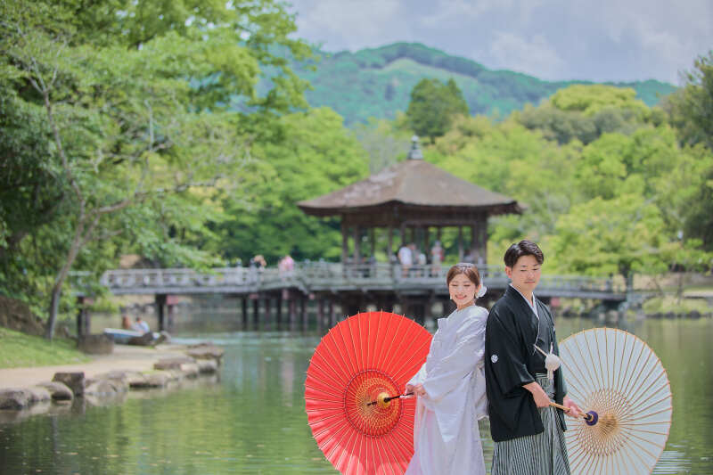 池のほとりで浮見堂を背景に