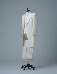 オフホワイトフロックコート