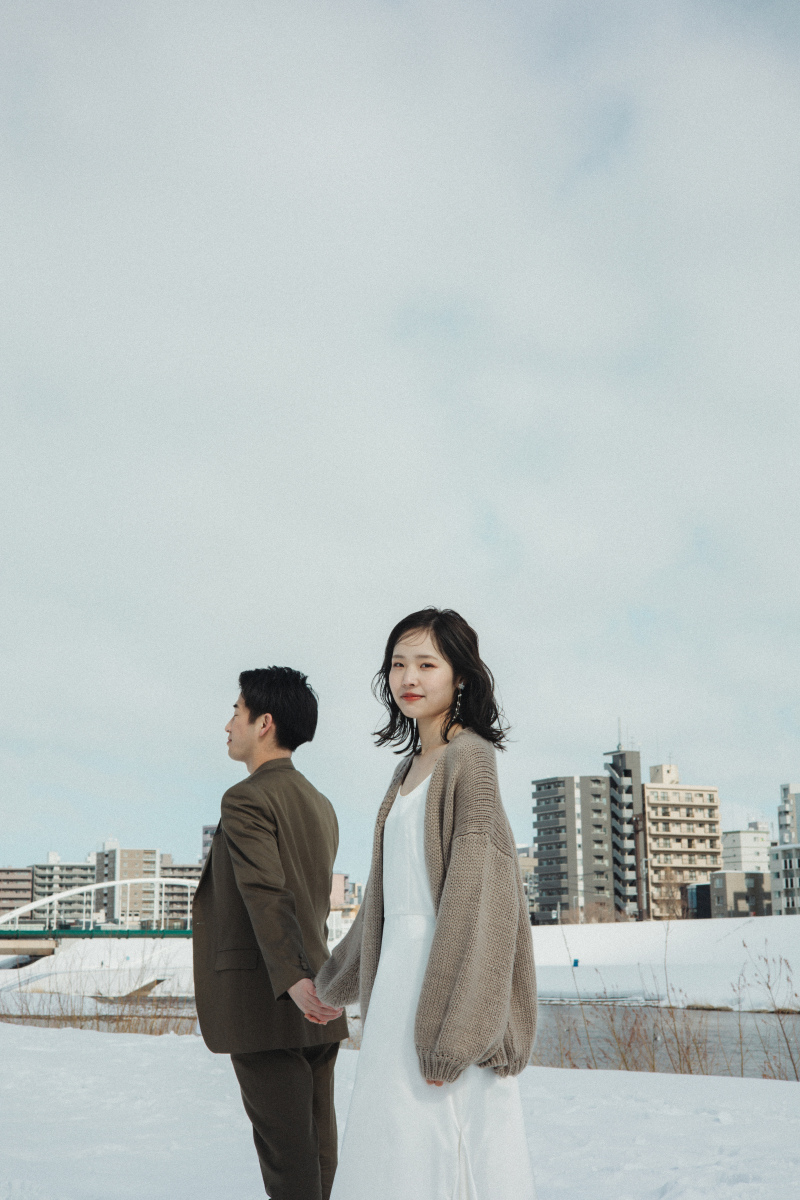 振り返る新婦さん