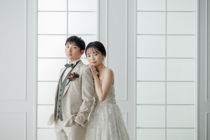 大きな窓を背景に