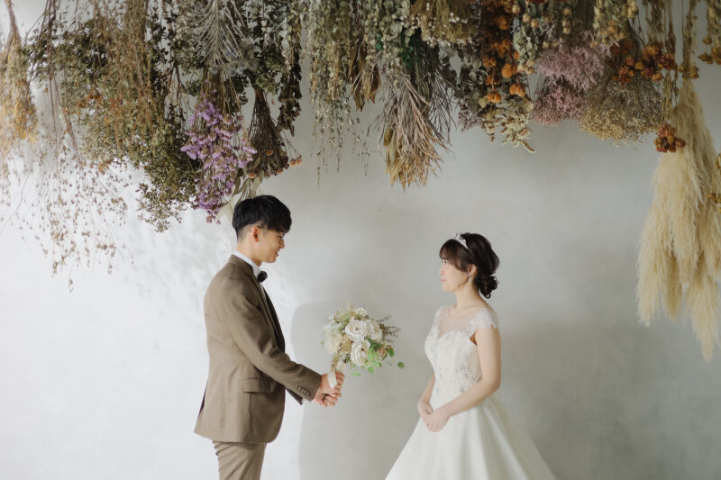 まずはウェディングドレス姿から