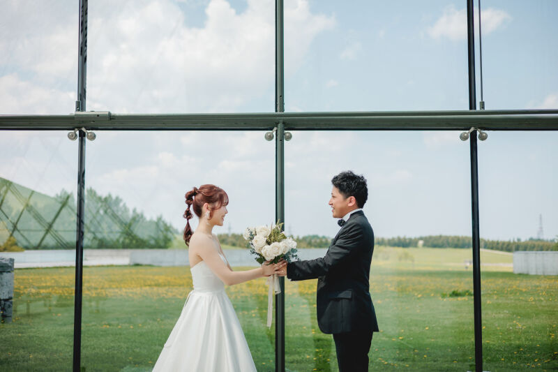 春らしい緑を背景に