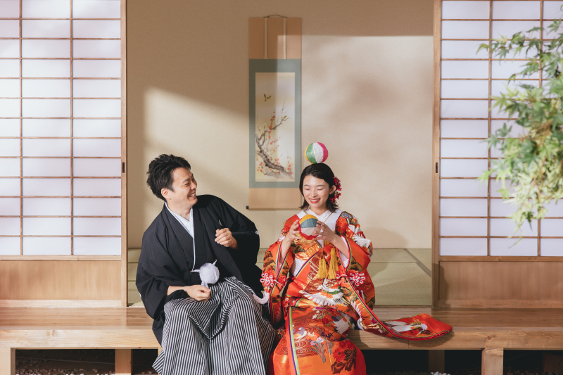 縁側で遊ぶ二人