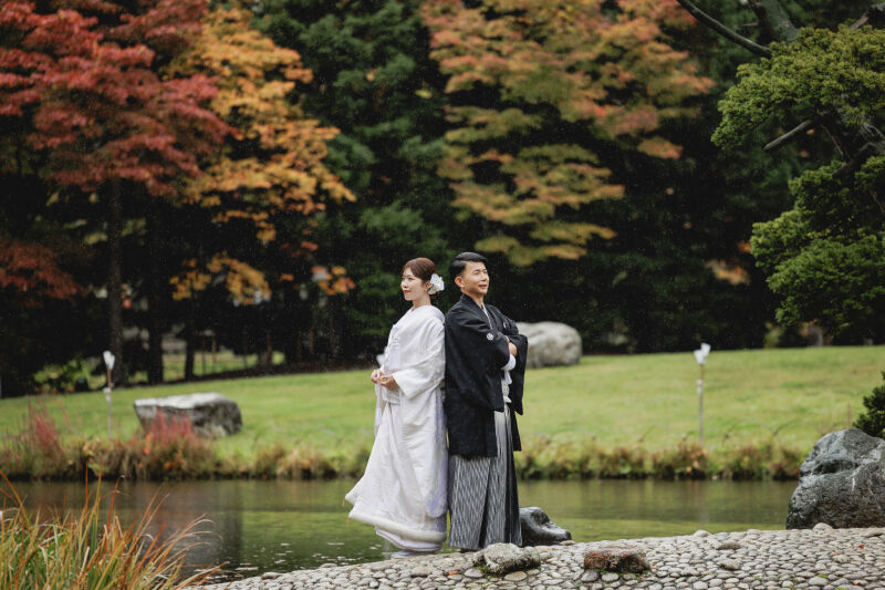 池の周りも紅葉が始まっています。