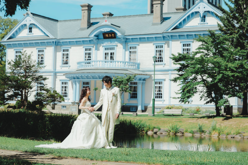 豊平館をバックに