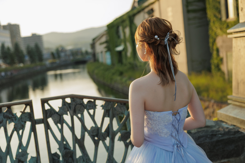 運河を眺めるご新婦様