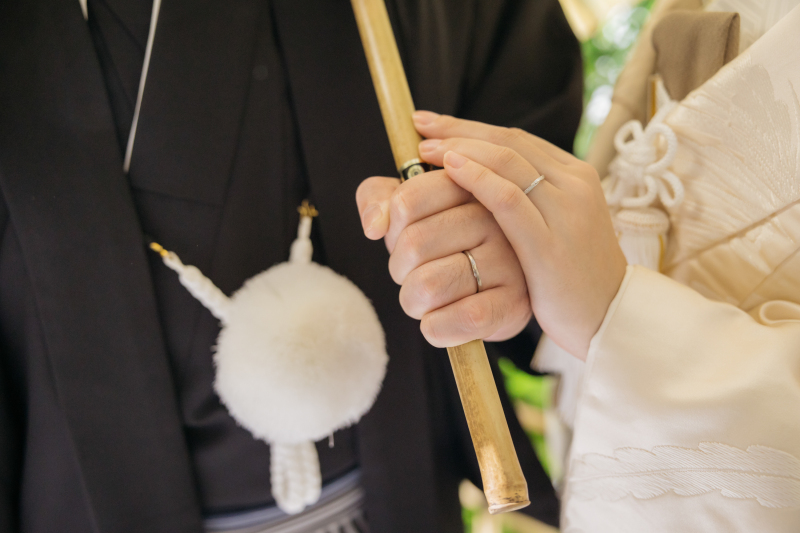 優しく手を添えて