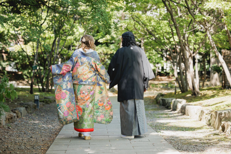 公園の中を歩きながら