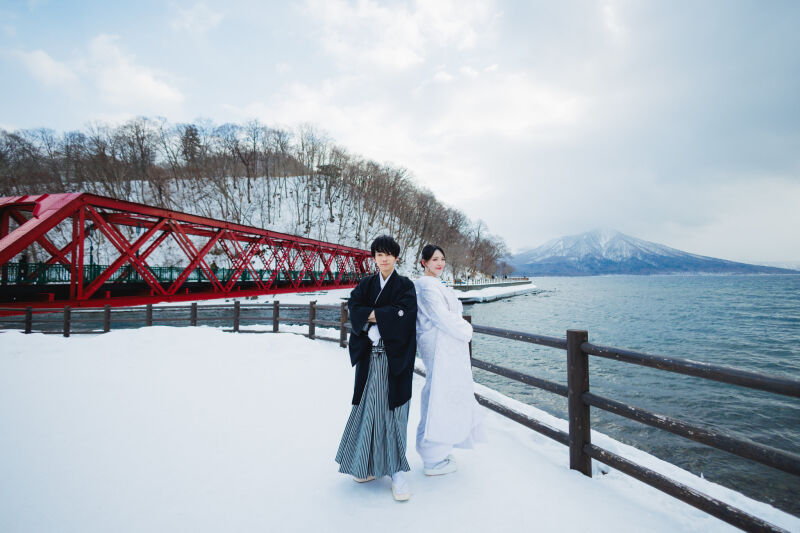 透明度の高い湖と山に囲まれて