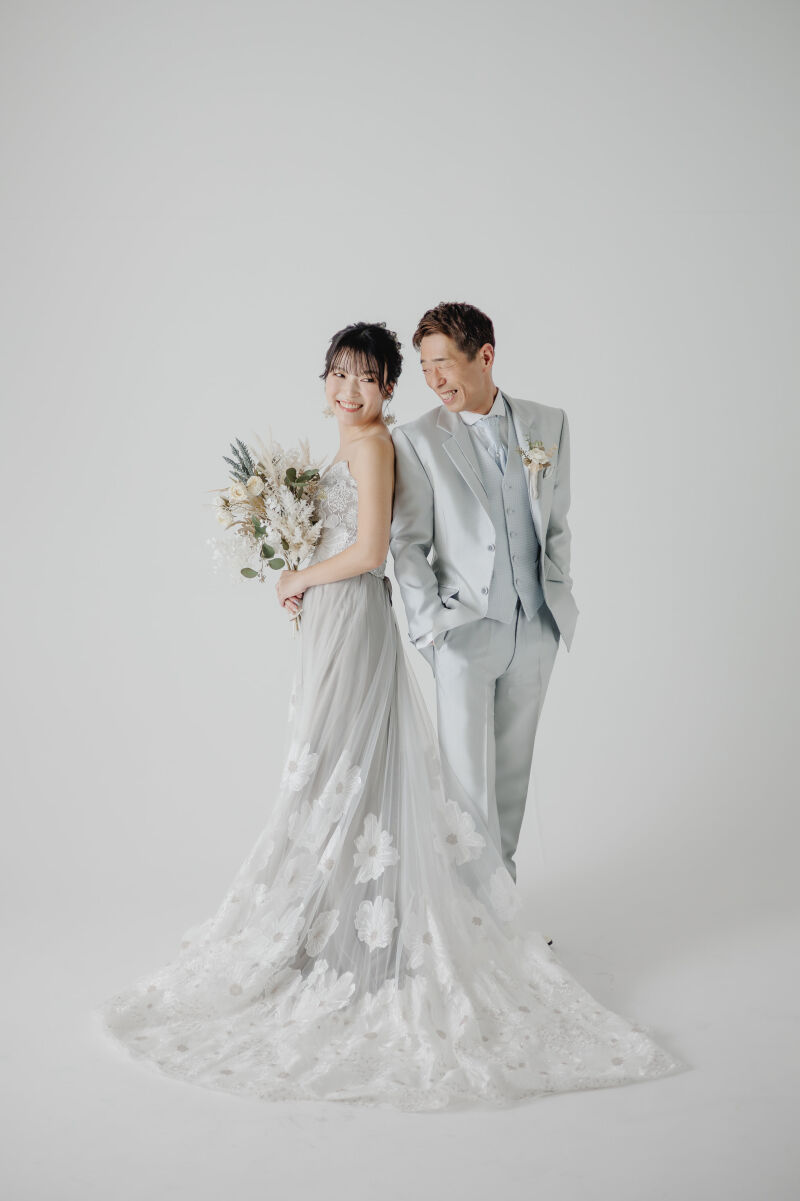 ドレスのデザインも見せながら