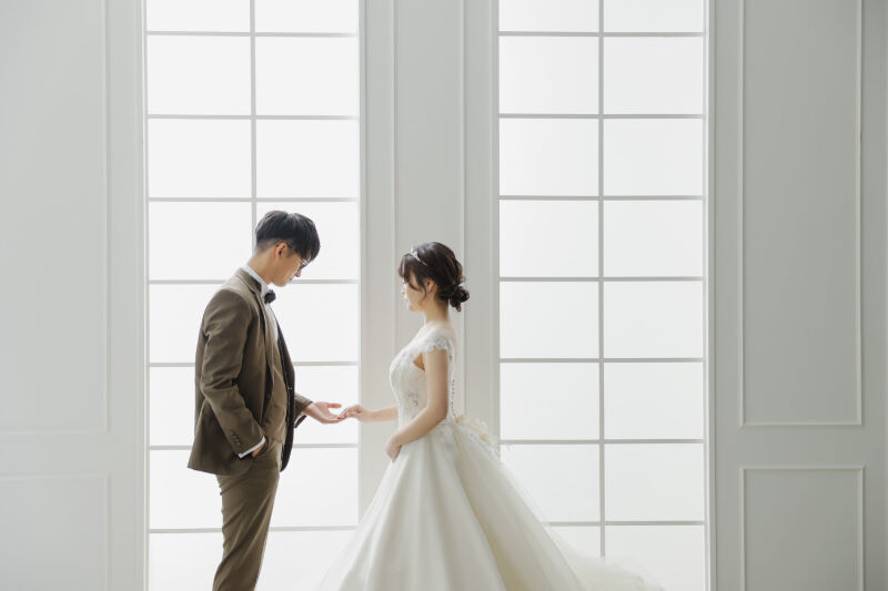 大きな窓を背景に◎