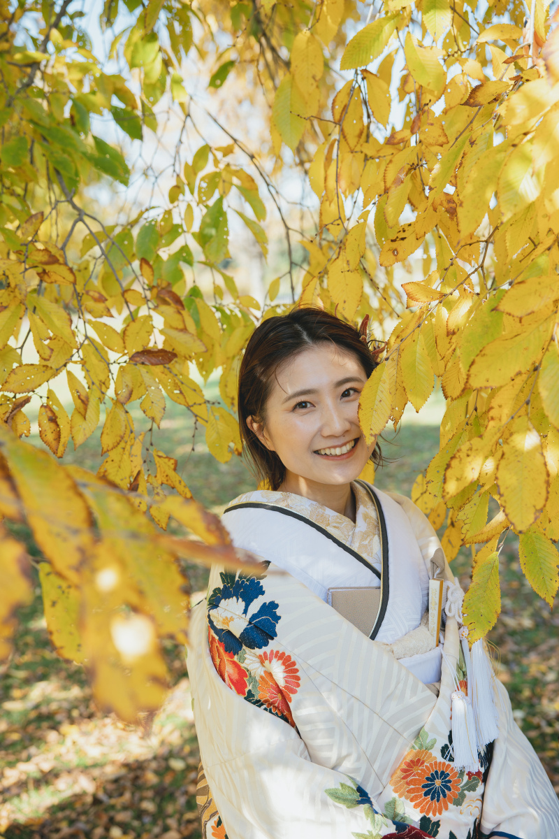 落ち葉に埋まって