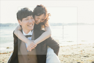 笑顔がかわいい仲良しカップル。自然なナチュラルな感じで撮影したいと言うことだったので新郎様に新婦様をおんぶしてもらって撮影した時の1枚です^ ^