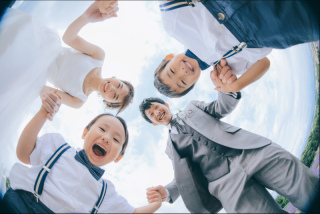 元気いっぱいの仲良しファミリー。パワフルで笑顔がとても素敵で様々な角度からこの家族の姿を写真に収めたいと思い、寝転んだ私をお互い見下ろすシチュエーションを提案しました。