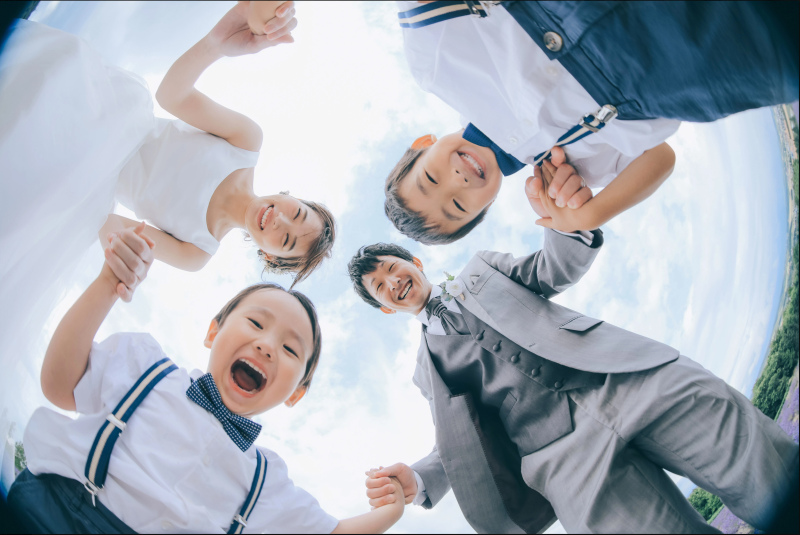 元気いっぱいの仲良しファミリー。パワフルで笑顔がとても素敵で様々な角度からこの家族の姿を写真に収めたいと思い、寝転んだ私をお互い見下ろすシチュエーションを提案しました。