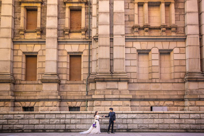 まるで海外!?美しい美術館の壁をバックに♪
