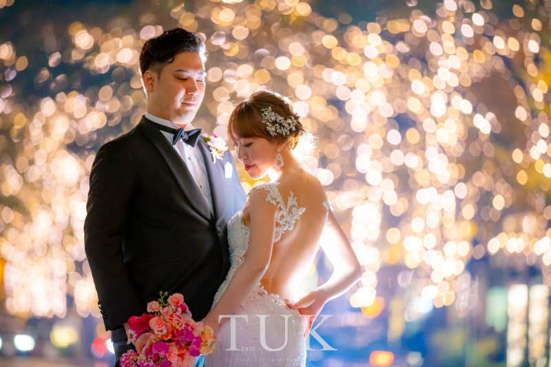 イルミネーションをバックに！